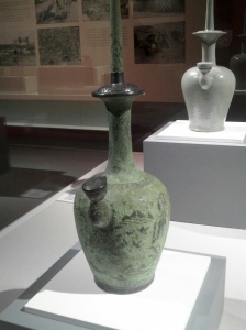 Kundika in bronzo vs. kundika in ceramica